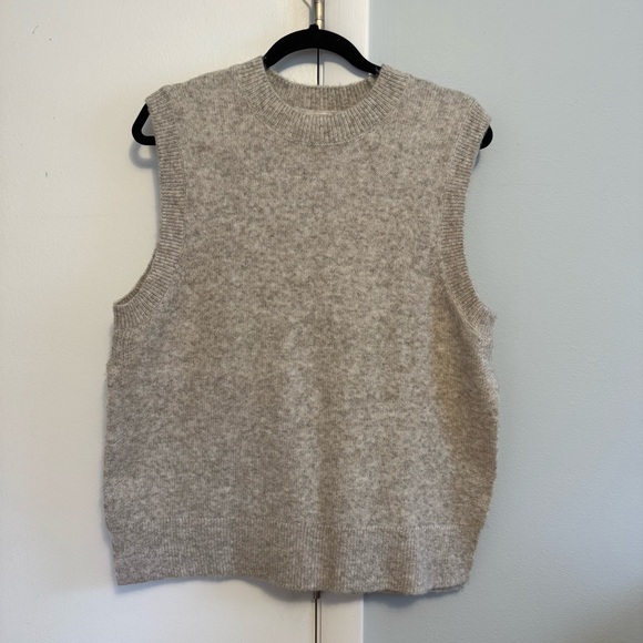 H&M Light Knit Sweater Vest - Picture 1 of 5
